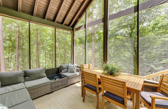 Family-Friendly Dadeville Cabin w/Hot Tub & Porch