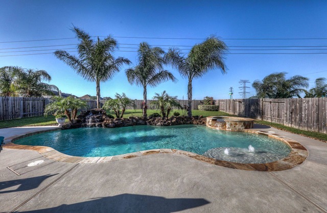 Family friendly gorgeous home with tuscany/western flair,pool, pool table