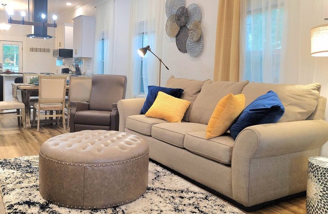 Family Friendly Greater Heights Cottage Newly renovated - Must See