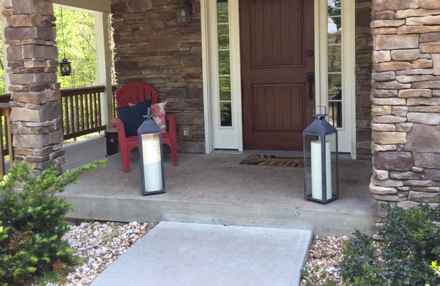Family friendly home in heart of The New RIver Gorge. Pool. Pool close Oct-May1.