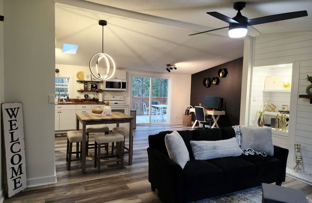 Family-friendly home on the outskirts of Lynchburg. 18 mins from LU.