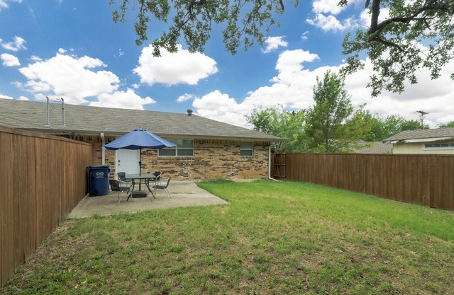 Family-Friendly Home - Private Yard & Garage