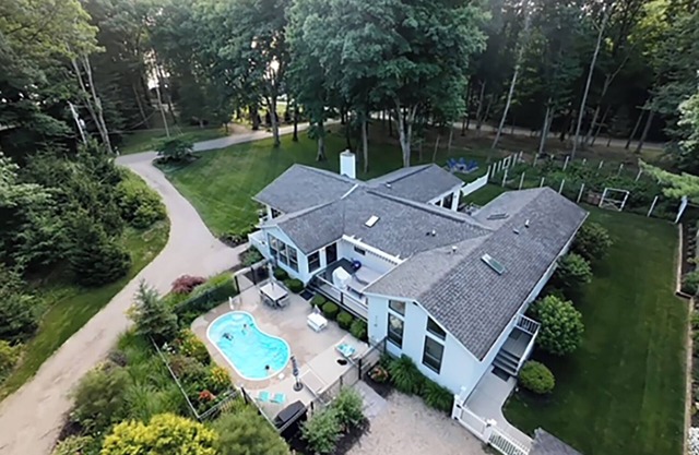 Family Friendly Home, Pool, Huge Yard, Gardens, Firepit, Close to Beaches Towns