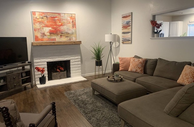 Family friendly home 20 min to strip. 31 minimum night stay.