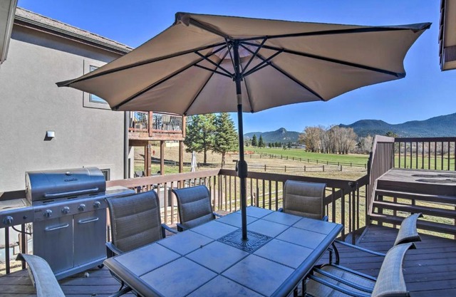 Family-Friendly Home with Hot Tub 1 Mi to Dtwn