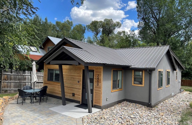 Family friendly house- dead end street- close to downtown- perfect location!