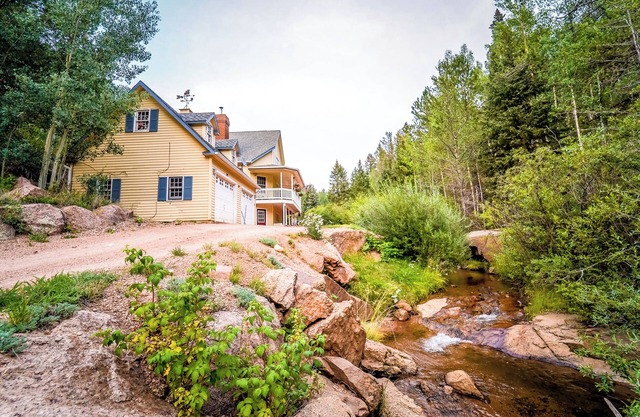 Family Friendly house on the creek at Valley Glen