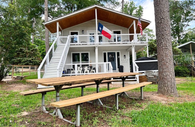 Family friendly lake front getaway on Lake Livingston! Fishing! We love pets!