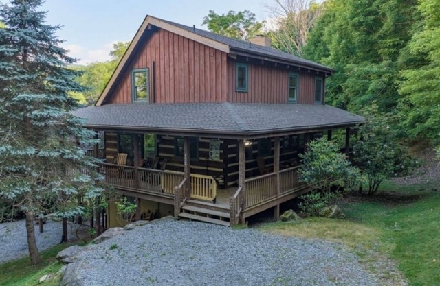 Family-friendly, pet-friendly cabin close to Sugar Mt, Banner Elk, Beech & Boone