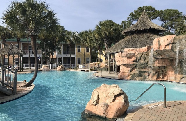 Family-Friendly Resort with Tiki Bar, Live Music; near Naval Air Station, P-Cola