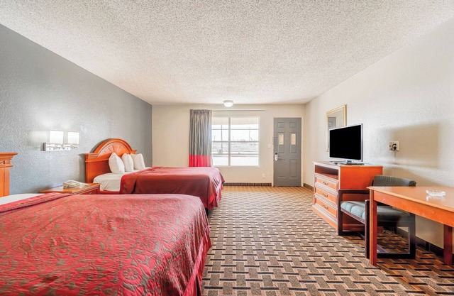 Family-Friendly Room Near Vernon College with Spacious Layout & Comfort