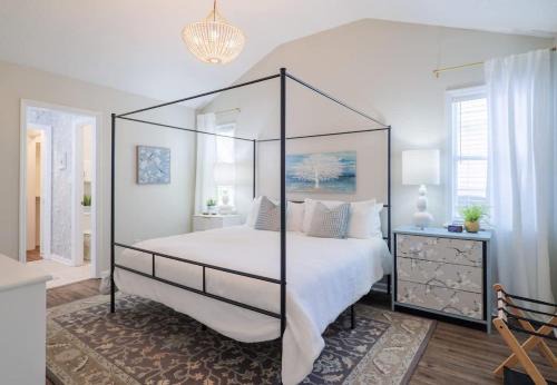 FAMILY Friendly Sleeps 10 4 Bedrooms King Bed & Pets