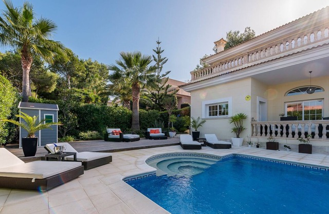 Family-friendly Villa Tres Reyes with spacious pool area
