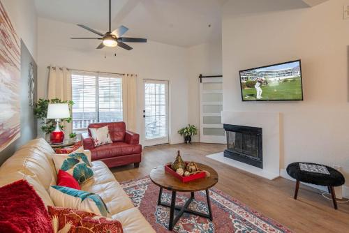 Family Fun-Sport Court & Game Room with King Bed - 2 Self-Check In - H2162