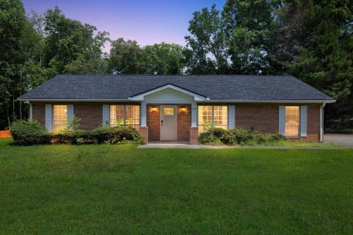 Family Getaway 9BR Open-Concept Retreat home