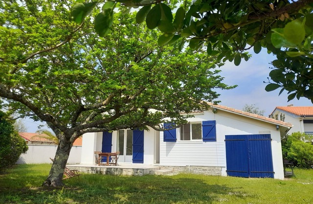 Family home, beach, lake and town center within 450m walking distance