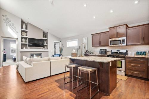 Family Home 4BR - Near Airport! FREE Banff Pass - BBQ - Netflix - Gym - Games!
