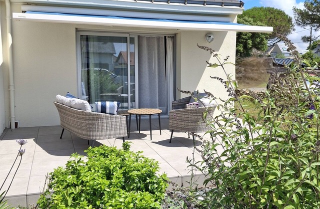 Family home with pool 100m from the wild coast and beach 5 minutes away