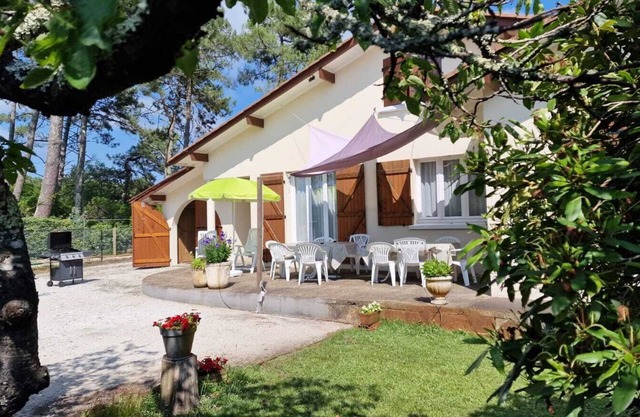 Family house 12 pers children's playground, swimming pool, beaches 2km, cycle track 100m