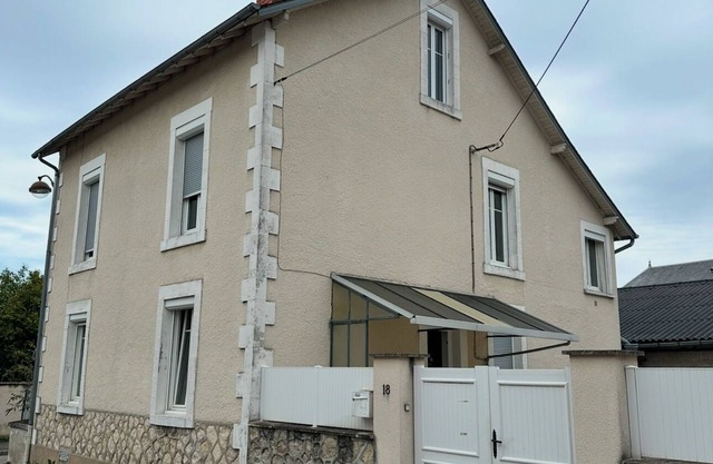 Family house, 13 beds, 3 bathrooms, 3 toilets, terrace, garden, free parking