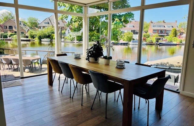Family house on a lake, close to Amsterdam, Haarlem and the beach!