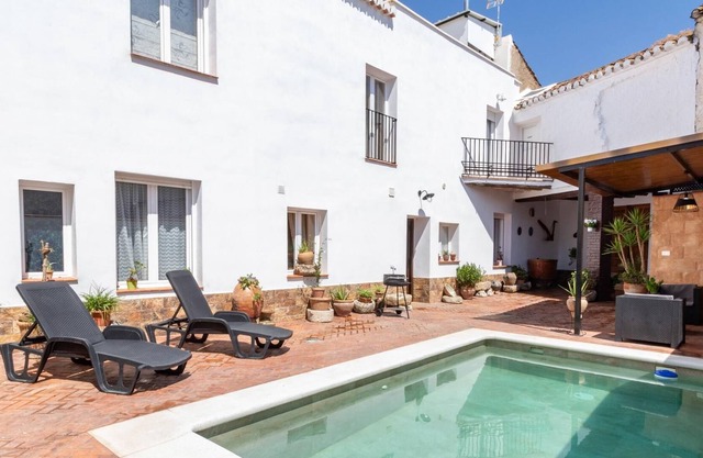 Family house with 4 bedrooms, pool and barbecue