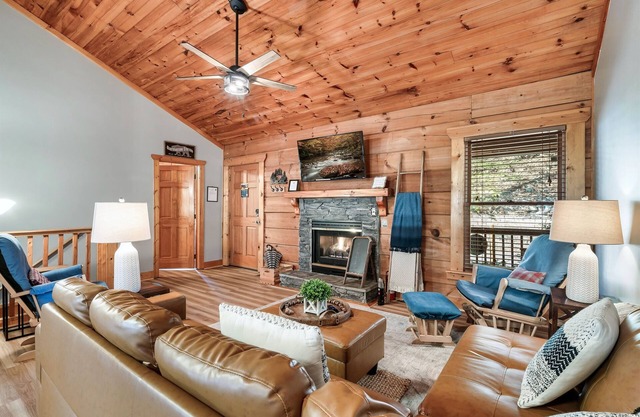 Family Log Cabin, Sleeps 11, Fireplace, Hot Tub, Arcade, Pong, Location+