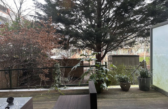 Family, pet friendly, 15 mins from central. Spacious, modern apartment. AMS!