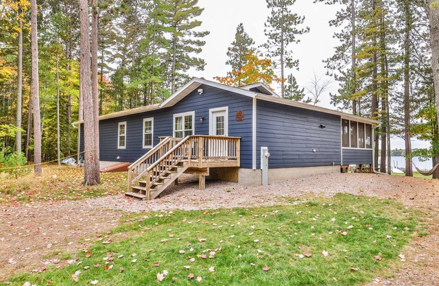 Family & Pet Friendly Luxury Cottage on Crystal Clear, PRIVATE Meta Lake!