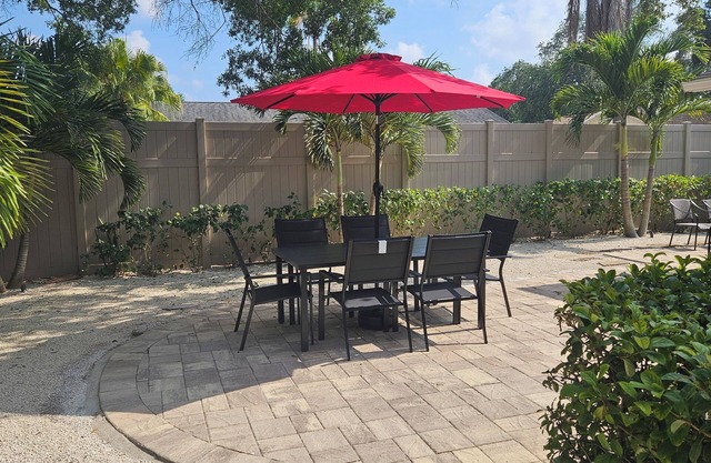 Family Poolside Paradise on Quiet Cul-de-Sac 4.7 Miles from Siesta Key Beach