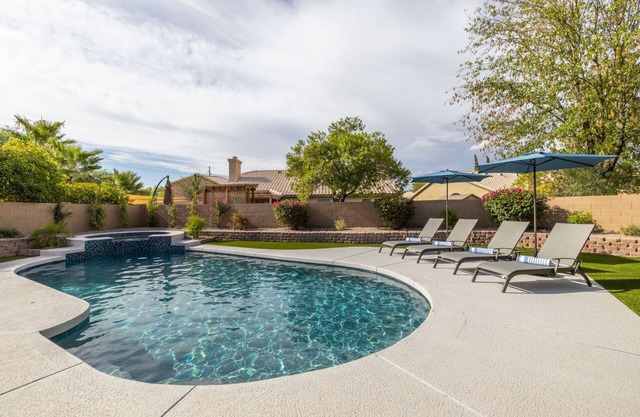 Family Retreat: 5BR, Heated Pool, Games & Hot Tub