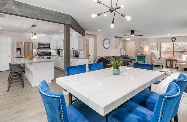 Family Retreat Centrally located w/ Luxury Beds! Right in heart of NORTH SA!