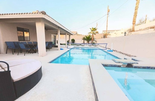 Family Retreat, Heated Pool + Spa, Game Room, Gym, Mini Golf, Boat Parking