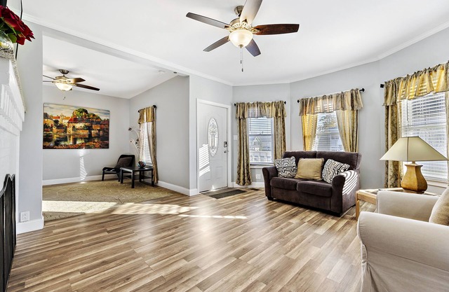 Family reunion? Huge House w/6 Bedrooms 3 full baths Washer&Dyer Big Yard WiFi