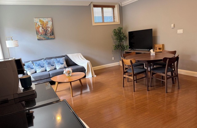 Family Room3 w/2 Queen Beds, SHARED Common Space, Private Washroom