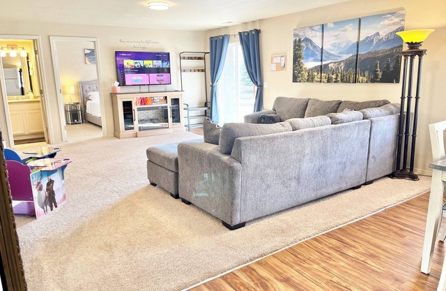 Family Time Basement Suite-Beauty Parlor, Play Room, Hot Tub, Yard, Fire pit