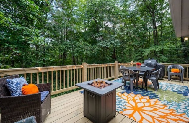 Family Vacay in the MTN's with Hot Tub, Fire pit, Pools & Dog Friendly w/Games