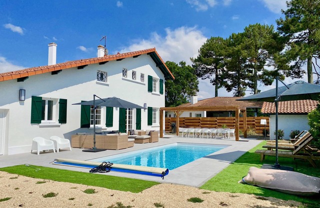 Family villa close to the beach with heated pool