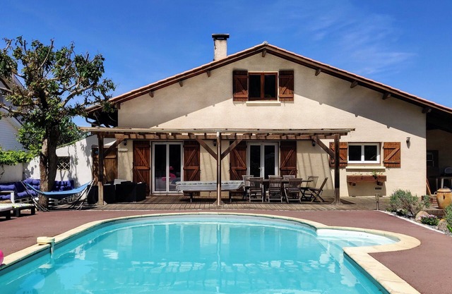 Family villa ideally located on the Basin with heated pool