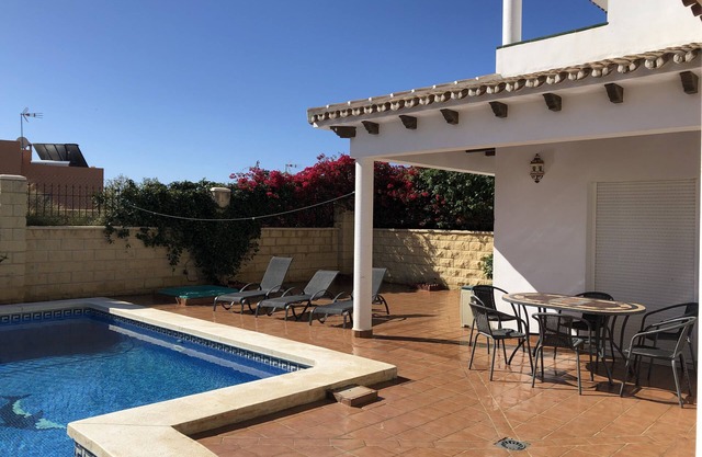 Family Villa & Private Pool Sleeps 6/8. 15 mins walk to town and beach