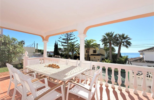 Family villa with sea views and air con, Close to beach, restaurants and Estepona port