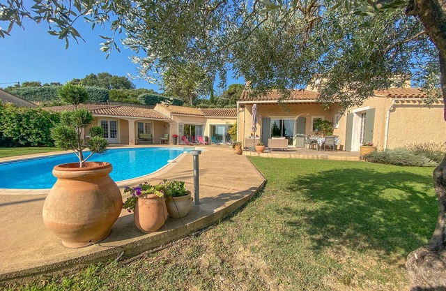 Family villa with swimming pool and garden in Drôme Provençale