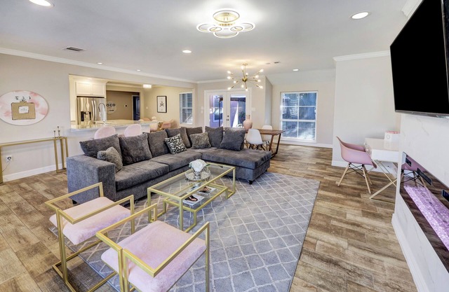 Famous Pink House! 4Beds! 10 min from Galleria!