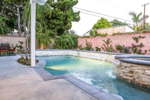 Fantastic 6 bedroom 4 bath Pool Home