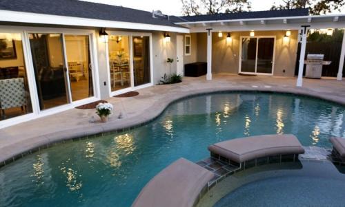 Fantastic 6 bedroom, 45 bath home (4 master Suites), pool home