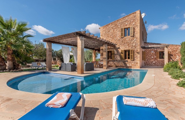 Fantastic Finca with Pool, Terrace with Lounge Area, Air Conditioning and Wi-Fi