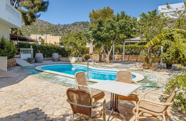 Fantastic holiday Apartment La Cabanya 1A, Shared Pool, Terrace & Wi-Fi