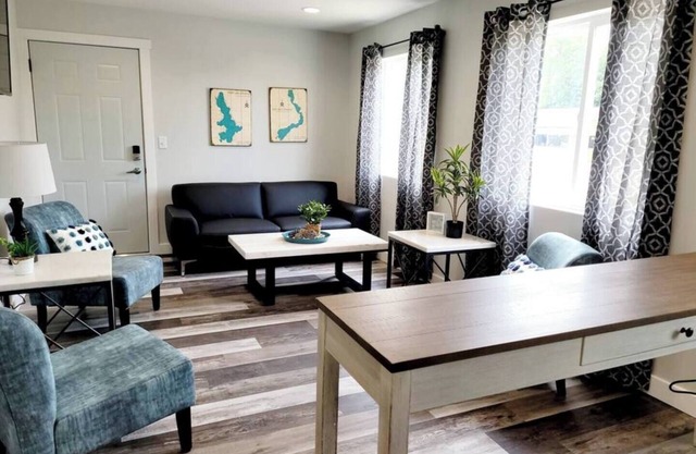 Fantastic Location-Roof Top Patio (shared) and King Bed