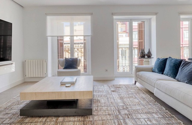 Fantastic Palacio 2BR, nr Plaza Mayor & Royal Palace, by Blueground