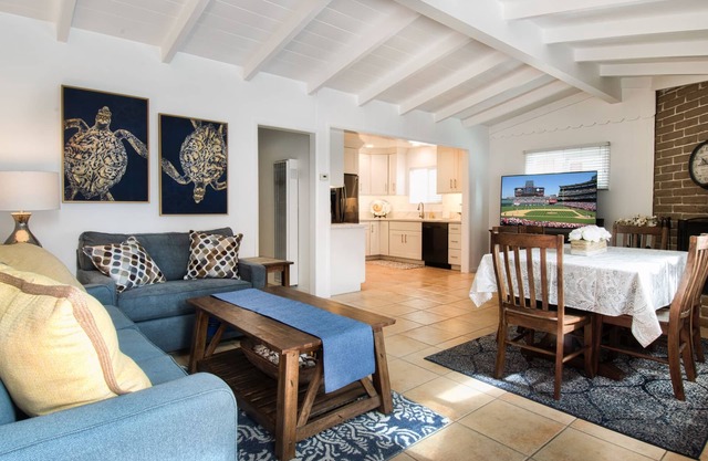 Fantastic Peninsula Beach & Bay Location – 11 Houses to the Sand!